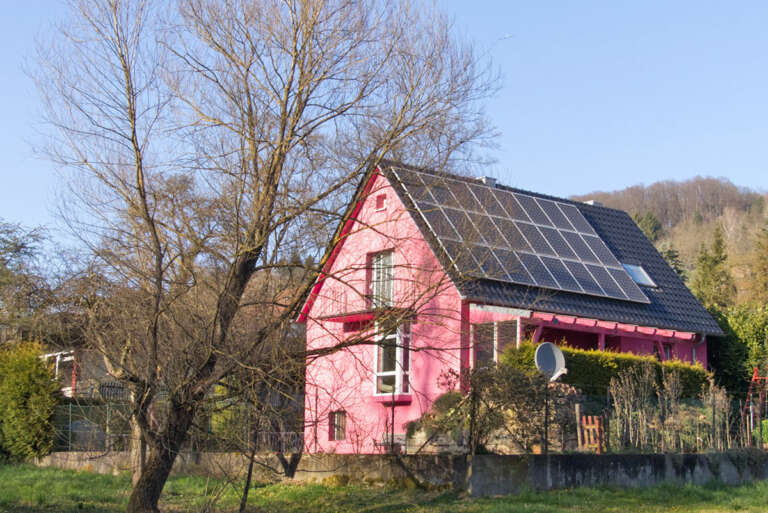 Freistehendes Haus mit Solarpanels