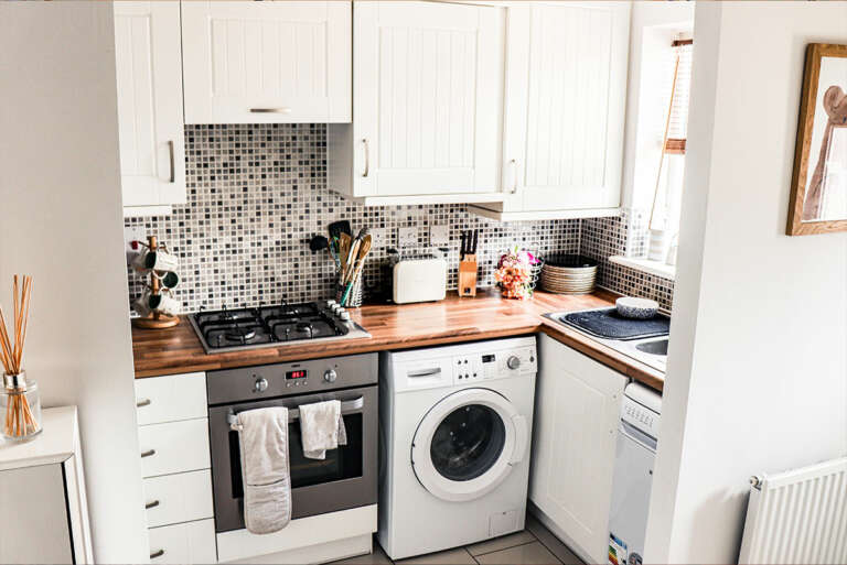 kleine Küche mit Waschmaschine
