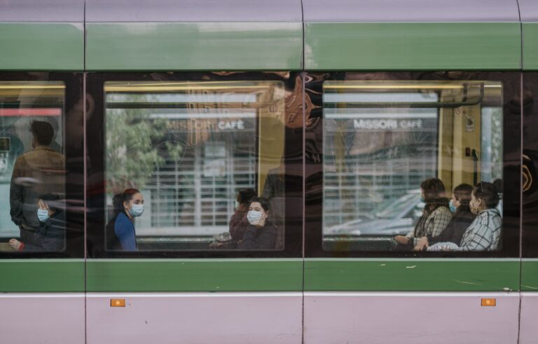 Fahrgäste in ÖPNV mit Maske