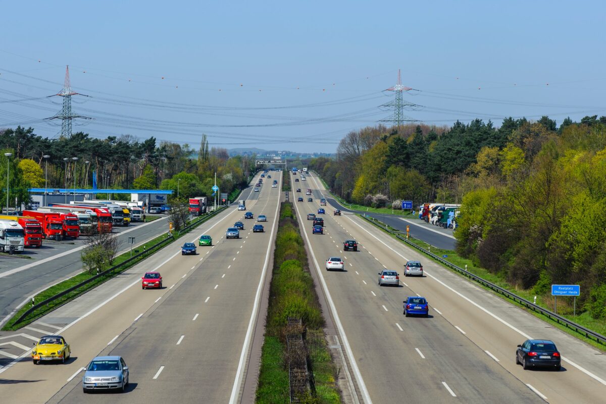 Blick auf eine mehrspurige Autobahn mit Rastplätzen auf beiden Seiten